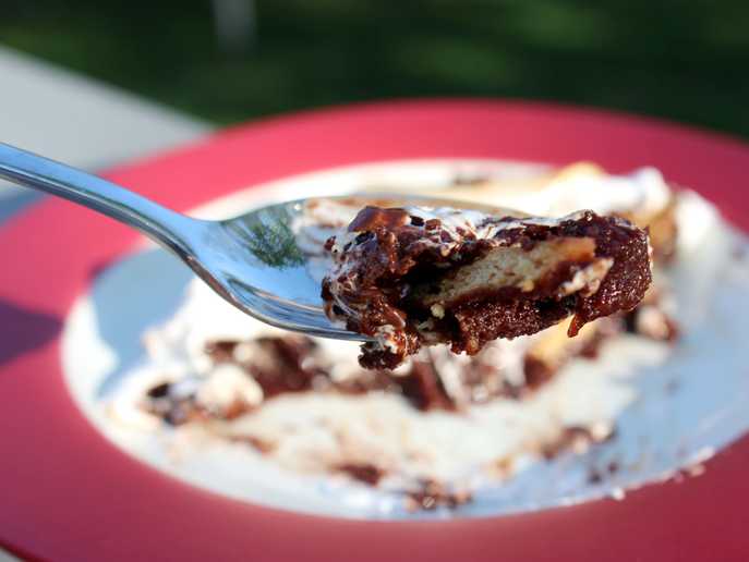 spoonful of crockpot s’mores brownies