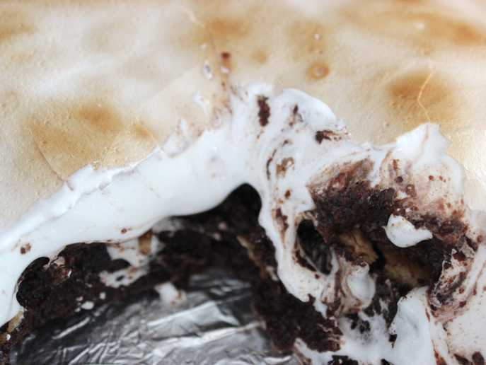 close-up of crockpot s’mores brownies